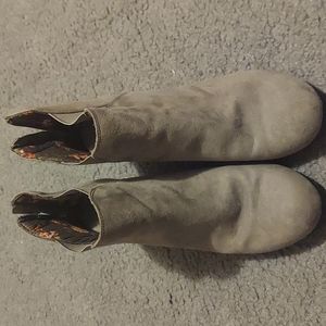 Maurices size 7 gray boots